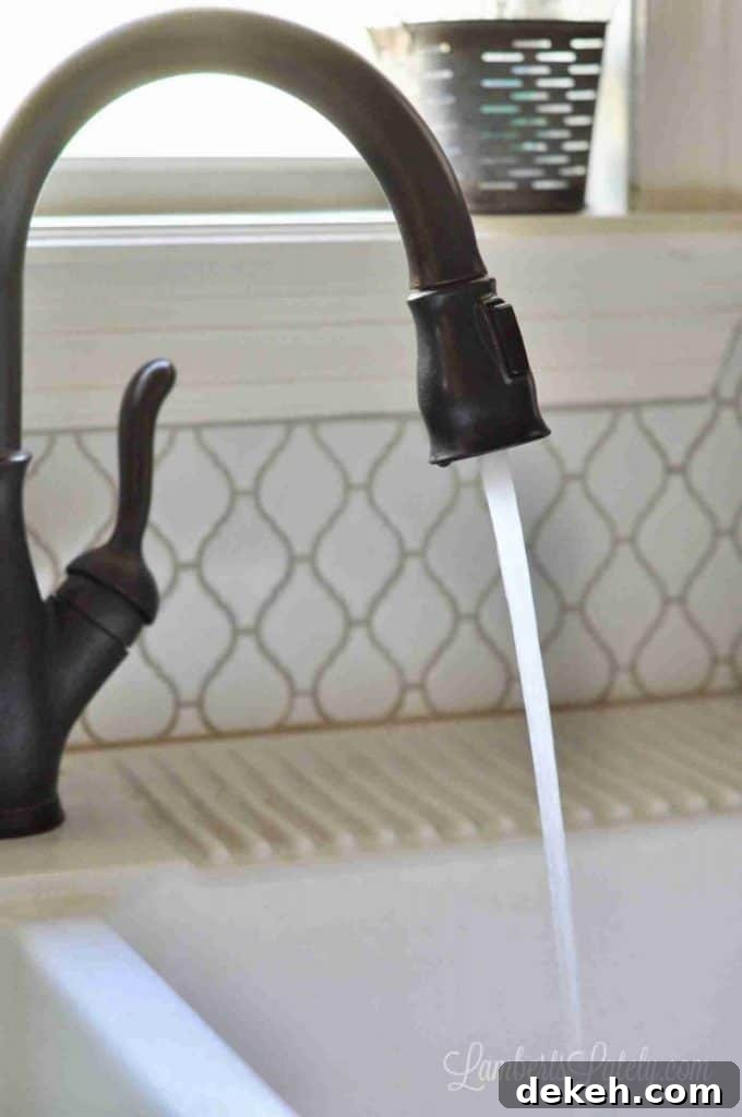 water faucet running.