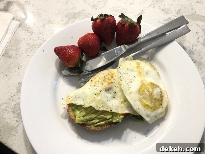 avocado toast with fried eggs and strawberries